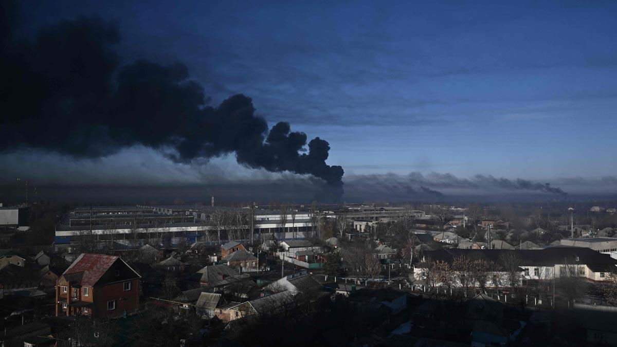 Una columna de humo se levanta sobre el aeropuerto militar de Chuguyev, cerca de la ciudad ucraniana de Jarkov.