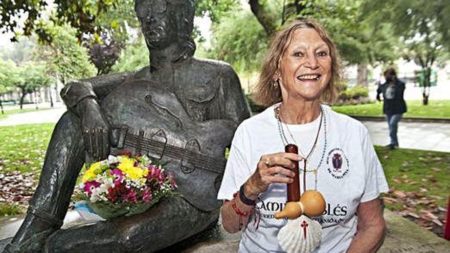 Julia Baird junto a la estatua de John Lennon en los jardines de Méndez Núñez en 2018.