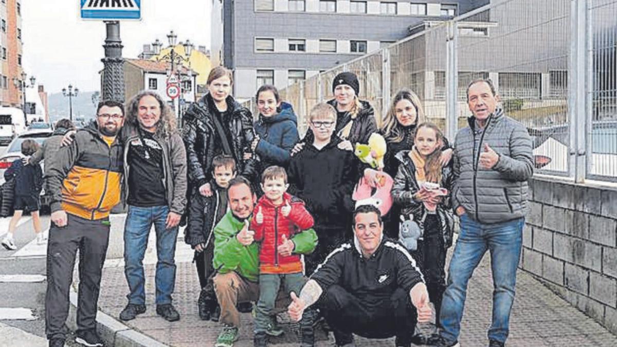 Integrantes de la asociación Mieres por Ucrania, junto as varios refugiados.