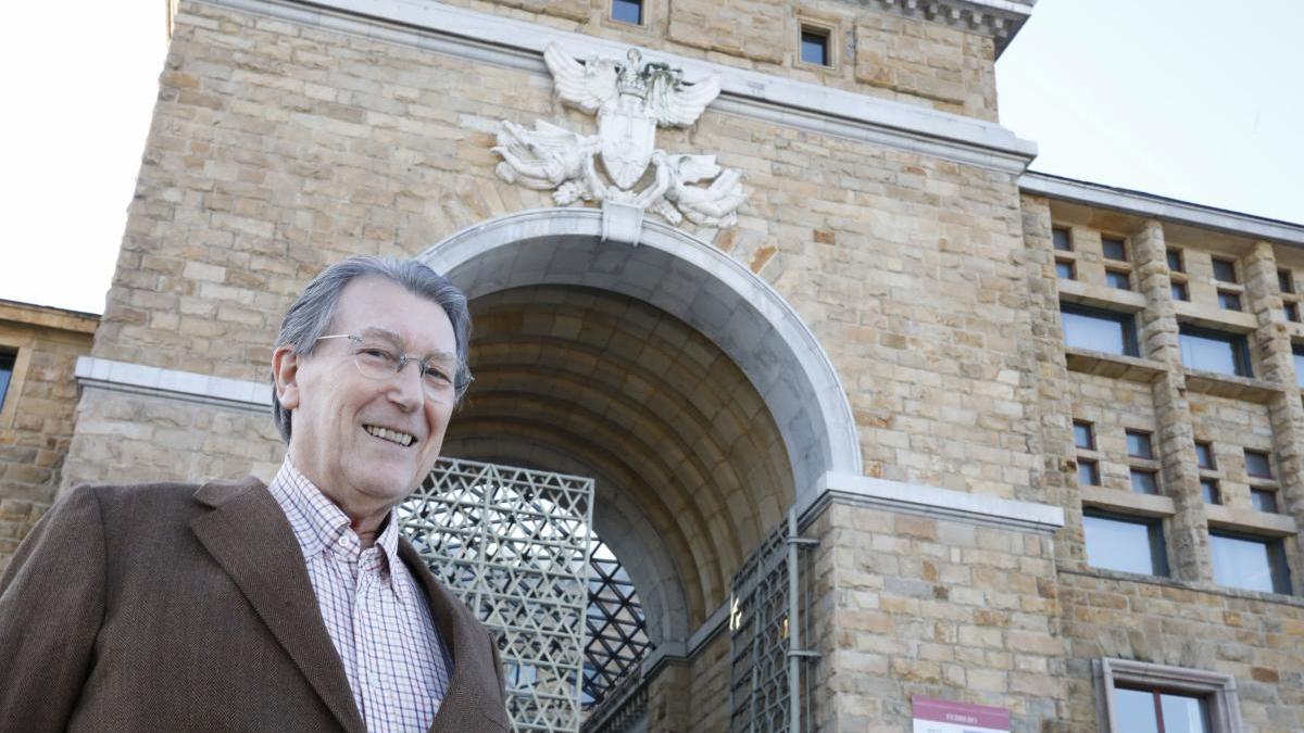 Miguel Ángel Caldevilla, a las puertas de la Universidad Laboral.