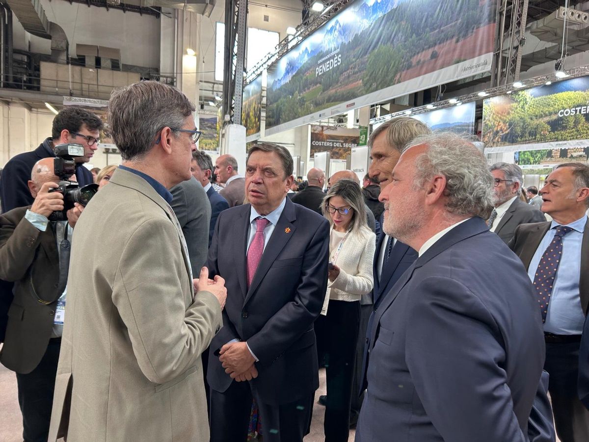 El ministro de Agricultura del gobierno de España, Luis Planas, saluda al presidente del Consejo Regulador DOP Jumilla, Silvano García.