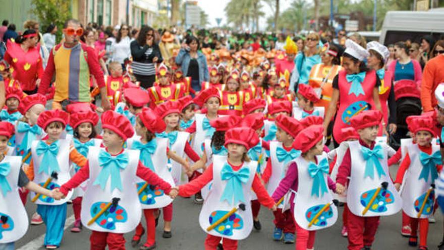 Los alumnos del Colegio Público &#039;García Blairzy&#039; durante el desfile. | carlos de saá