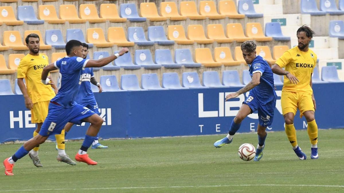 Un momento del amistoso entre el UCAM Murcia y el Hércules de pretemporada.