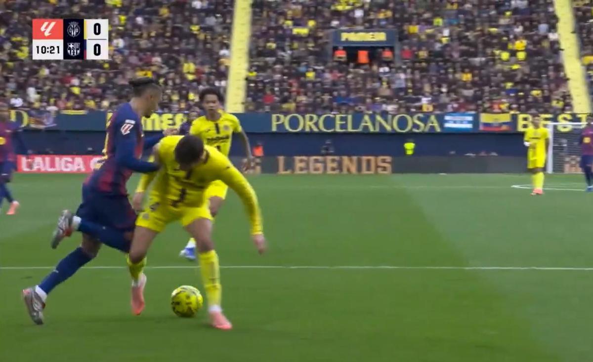 La acción de Raphinha que ha provocado el penalti