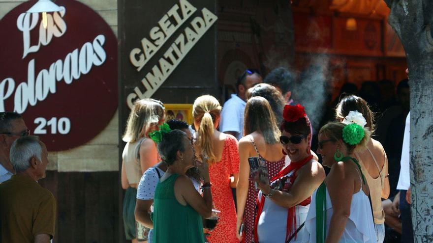 Un grupo de amigas disfruta de la feria del mediodía en el Real.