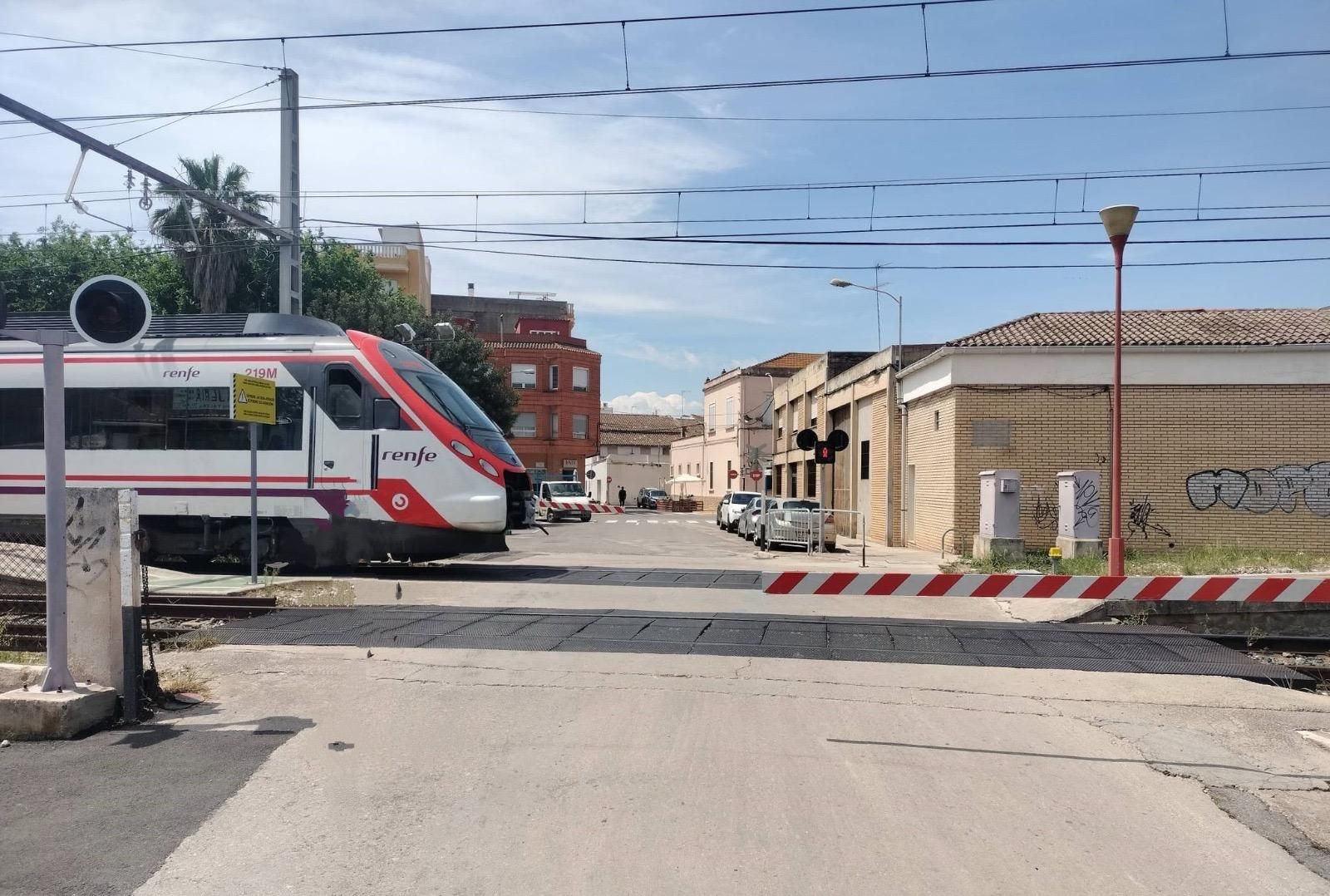 Imagen de archivo del paso a nivel de Sollana que será suprimido por Adif.