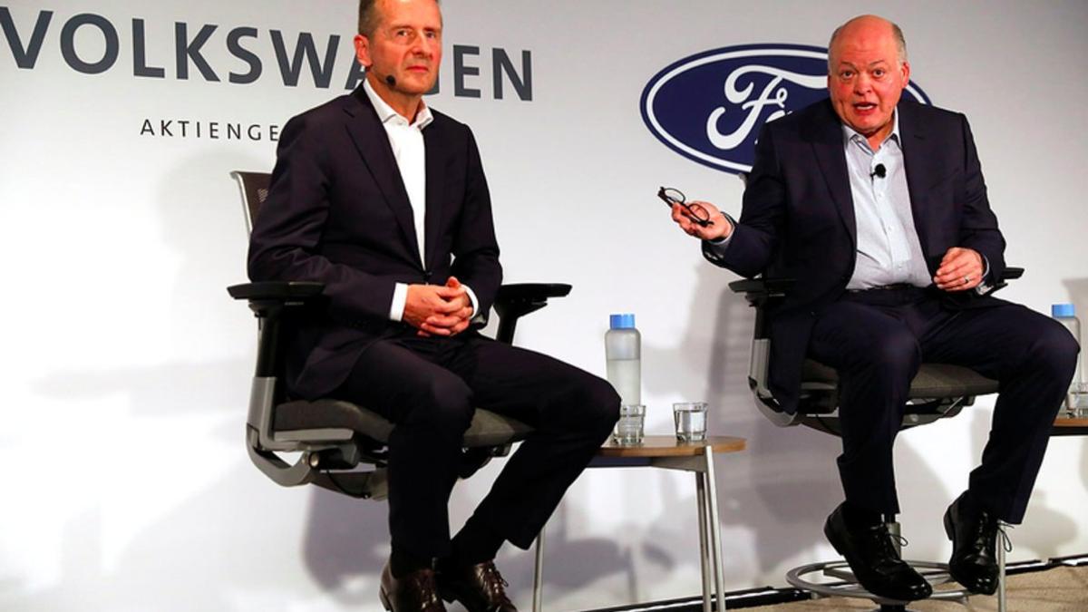 Herbert Diess, CEO del Grupo Volkswagen, y Jim Hackett, CEO de Ford, en julio