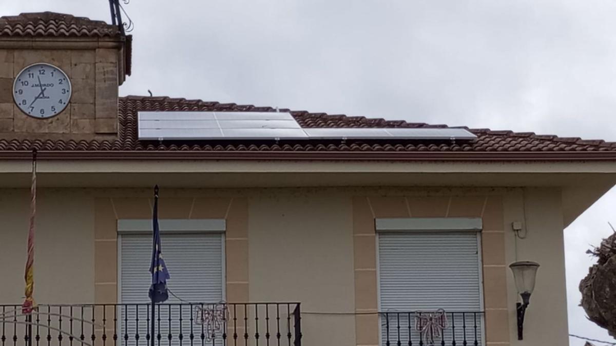 Detalle de placas solares instaladas en el Ayuntamiento de Melgar de Tera.