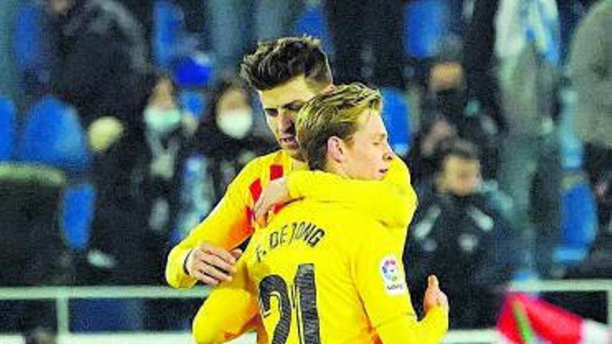 Piqué abraza a De Jong a la conclusión del partido. |  // EFE