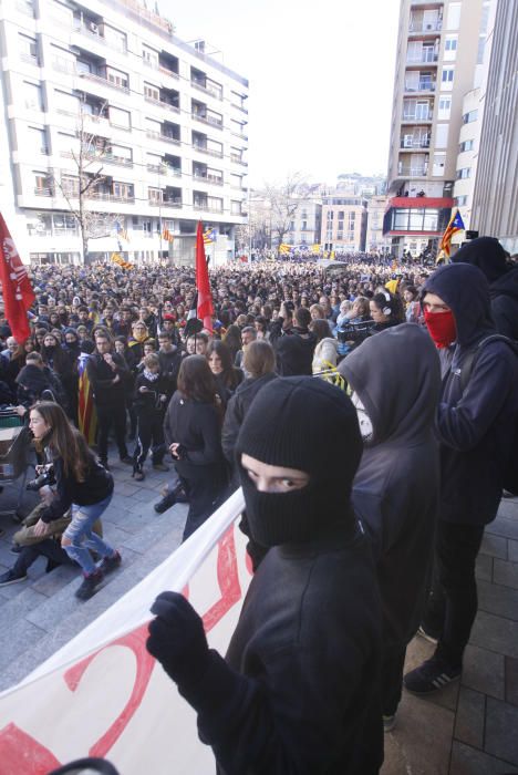 Concentració multitudinària a la seu de la Generalitat de Girona per reclamar la llibertat dels presos