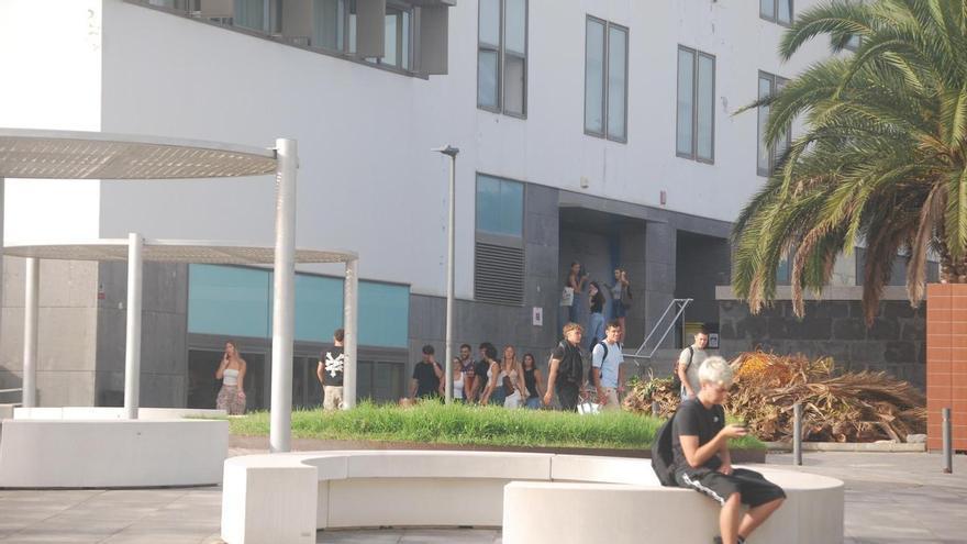 "Me alegro de no tener más clases que no me gustaban": 4.000 nuevos alumnos comienzan el curso en la ULPGC