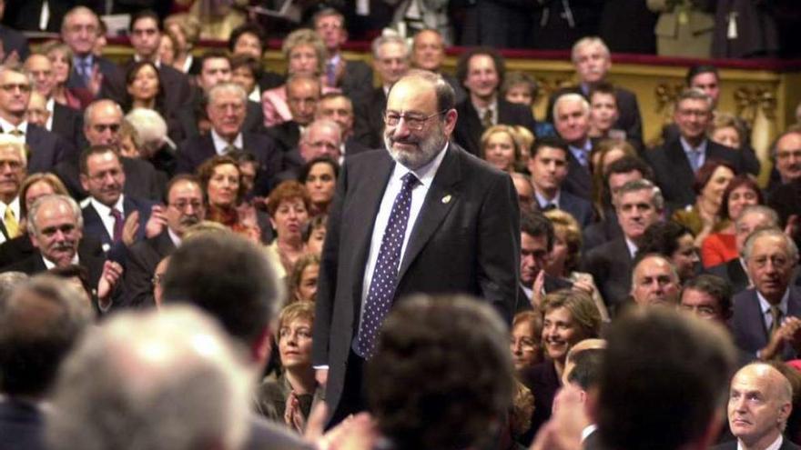 El desaparecido escritor, durante la recogida del Príncipe de Asturias, en el año 2000.