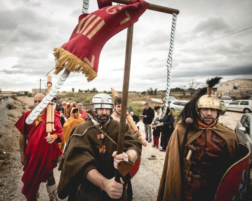 Veinte personas con trajes de romano recorren el Camí del Peix