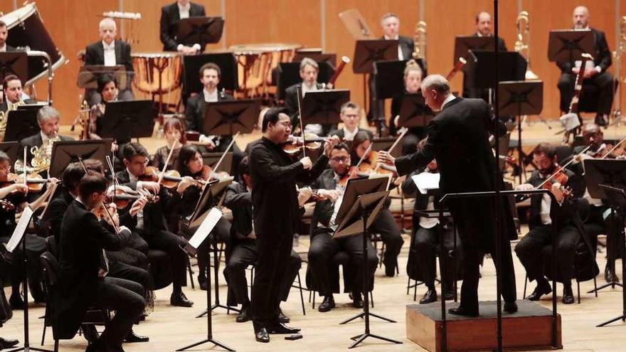 El director Carlos Miguel Prieto y el violinista Ning Feng, ayer, durante el concierto de la OSPA.