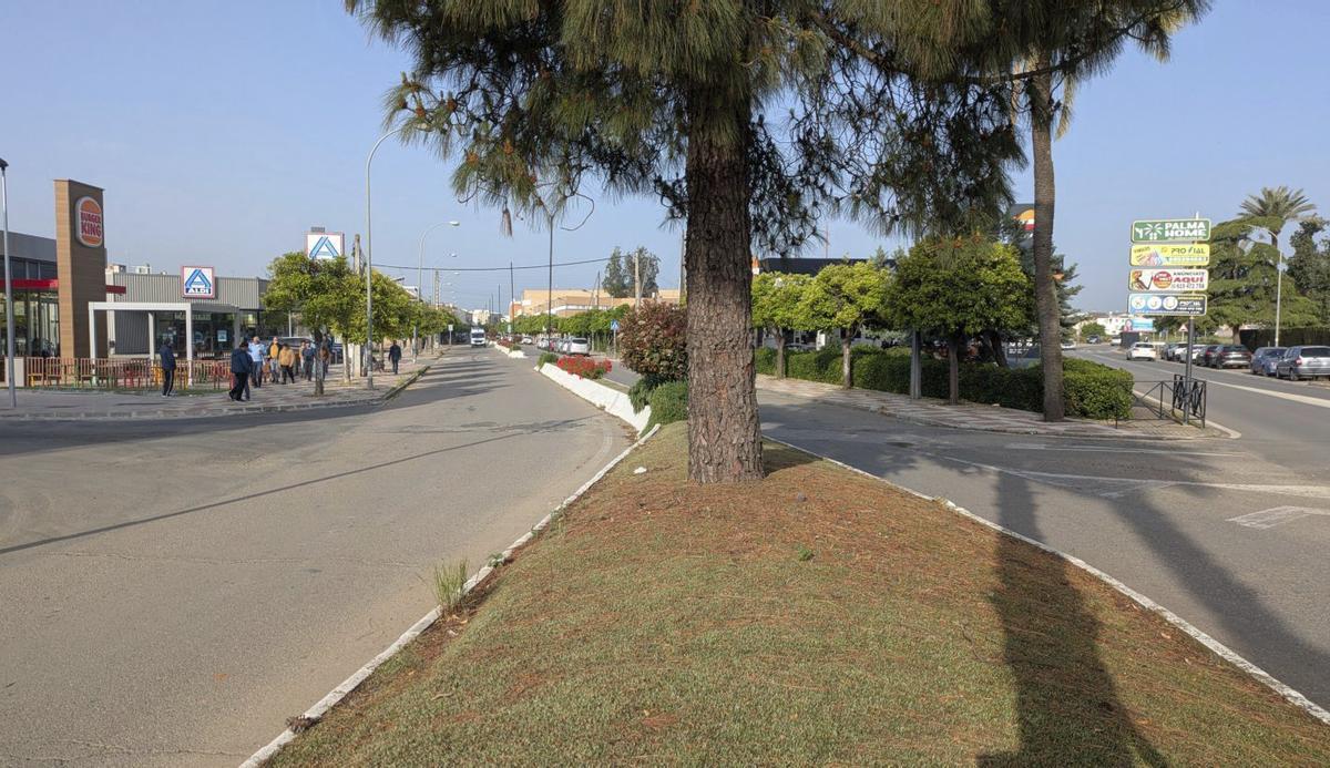 Zona en la que se construirá la rotonda en el Palma Plaza que aliviará el problema circulatorio.