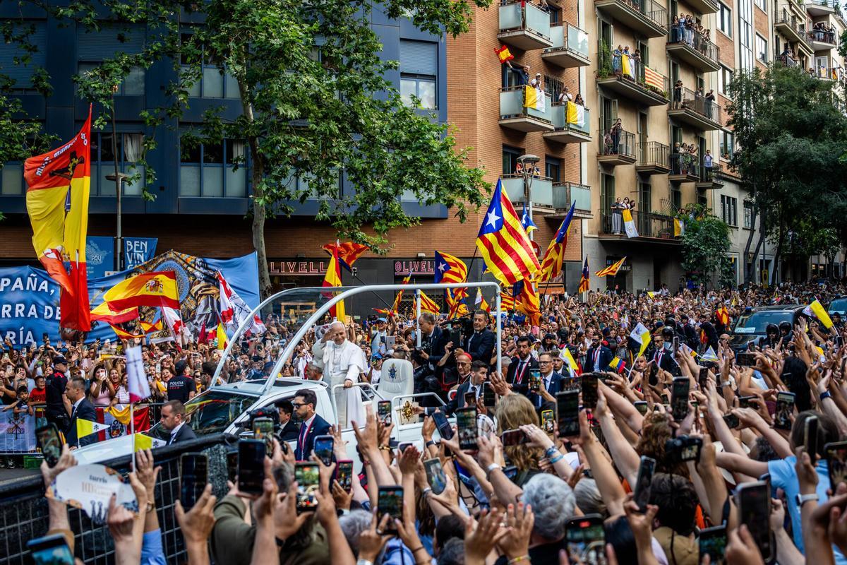 León XIV recorre el Eixample en papamóvil