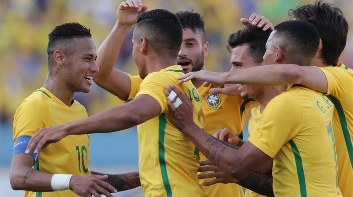 jcarmengol34877545 brazil s marquinhos  second from left  brazil s neymar  left160731180000