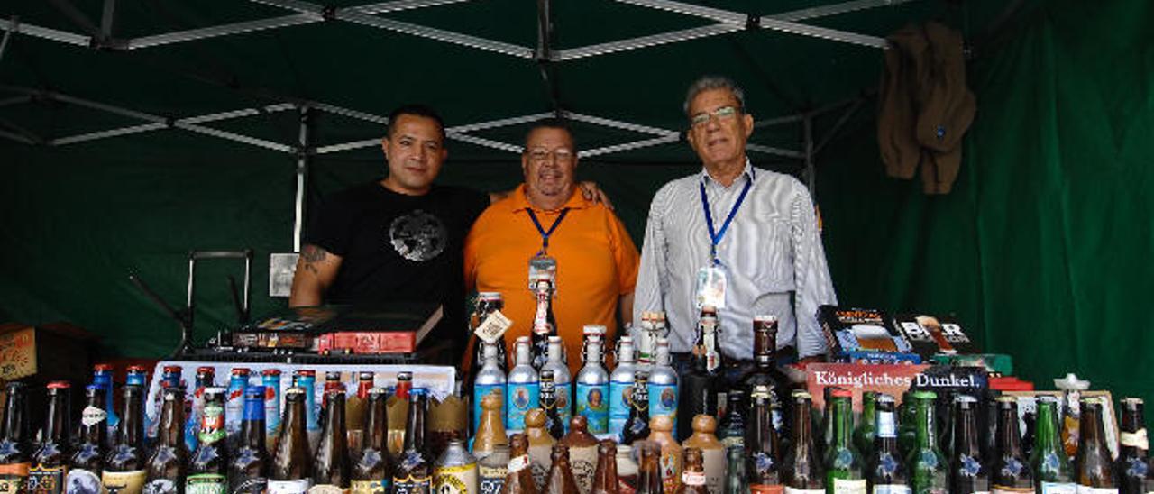 Pedro Lasso, primero por la izquierda, junto a parte de su colección de más de 4.800 botellas de cerveza.