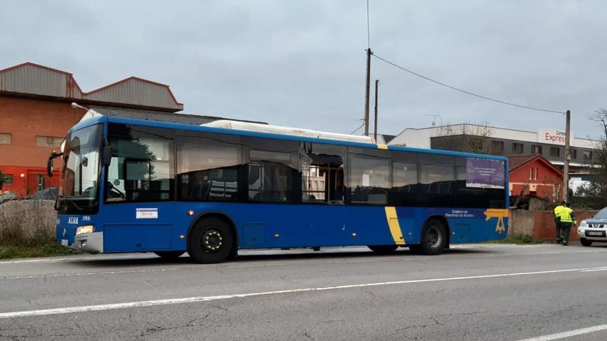 Herida una mujer por cristales en el ataque a un autobús de Alsa en Posada de Llanera