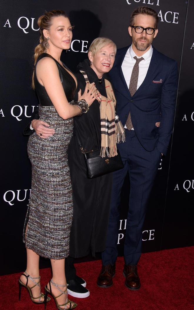 Blake Lively, con su suegra y su marido Ryan Reynolds sobre la alfombra roja