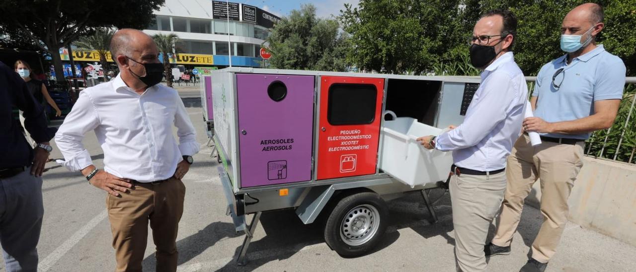 Héctor Díez con representantes de Urbaser presentando hoy en el mercadillo del Cementerio los nuevos mini ecoparques para reciclar desde bombillas hasta móviles