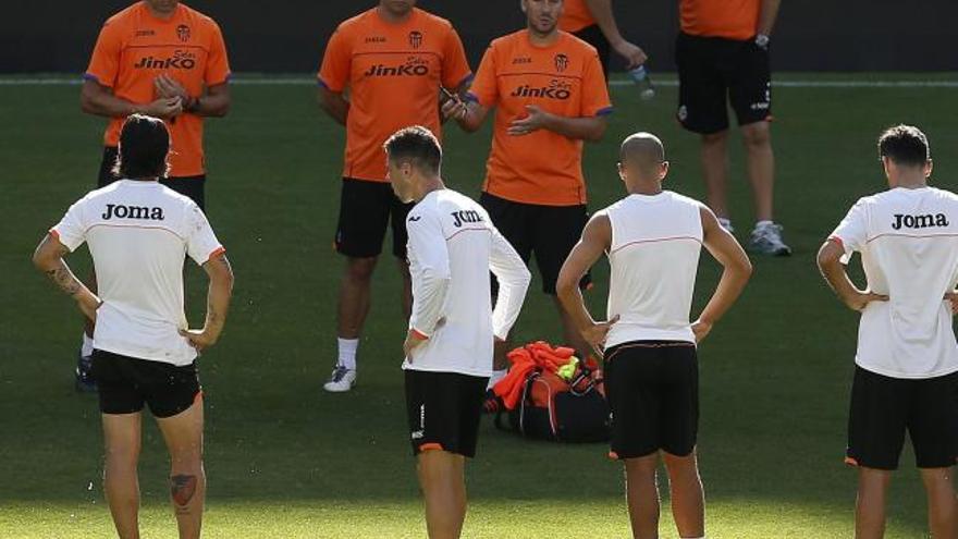 Djukic y su equipo, en el entrenamiento de hoy en Mestalla.