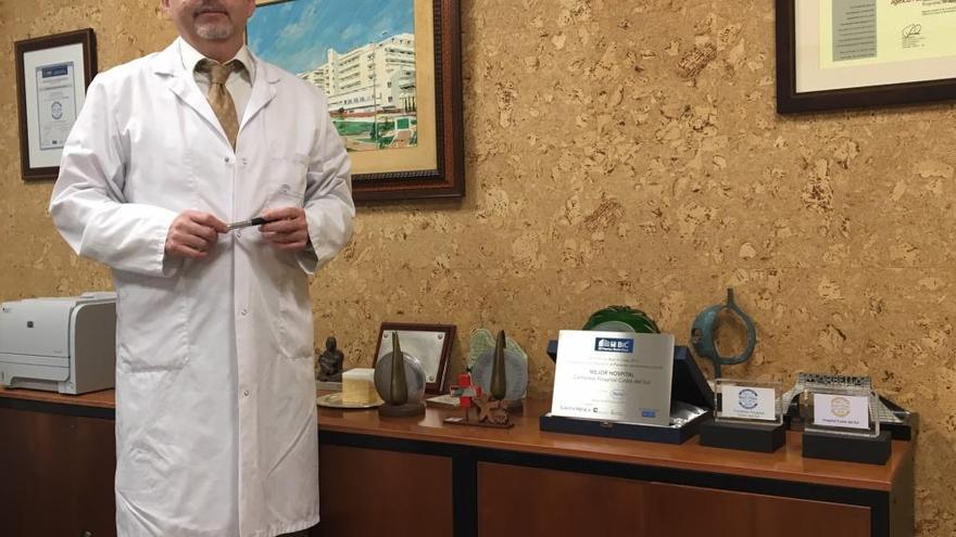 El director del Hospital Comarcal Costa del Sol, en su despacho, junto a parte de los premios que ha logrado el centro sanitario.