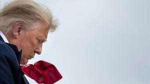 Donald Trump baja del Air Force One en el aeropuerto internacional de Miami.