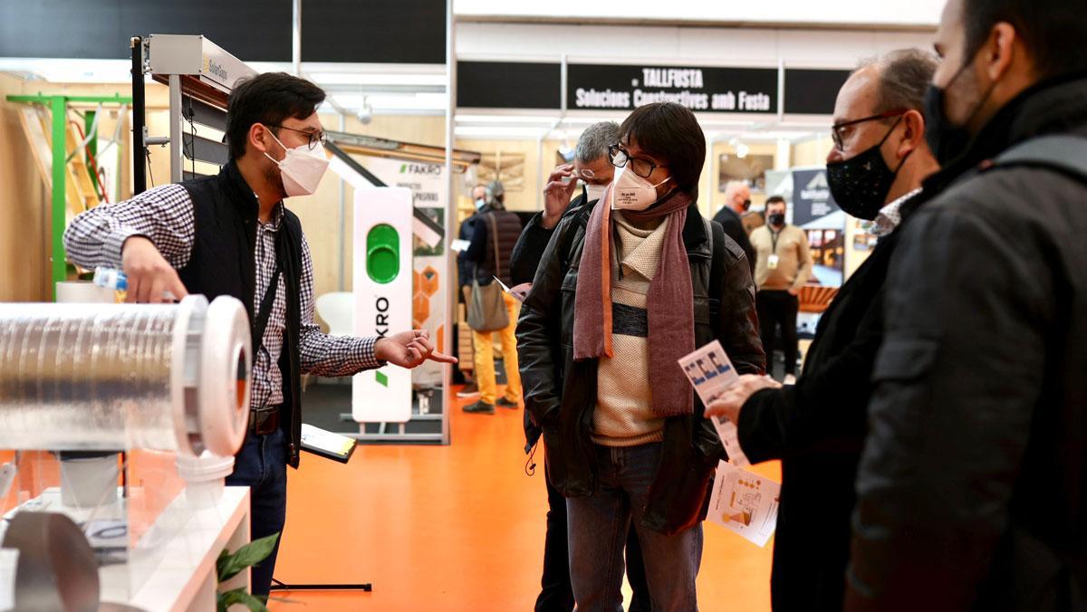 Un participante en la FECS explica su propuesta ante los visitantes