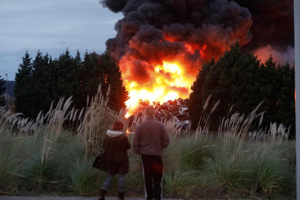 Incendio en un desguace de Gijón.