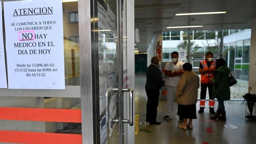 Cartel anunciando la falta de médico esta tarde en el PAC de A Parda de Pontevedra. // RAFA VÁZQUEZ