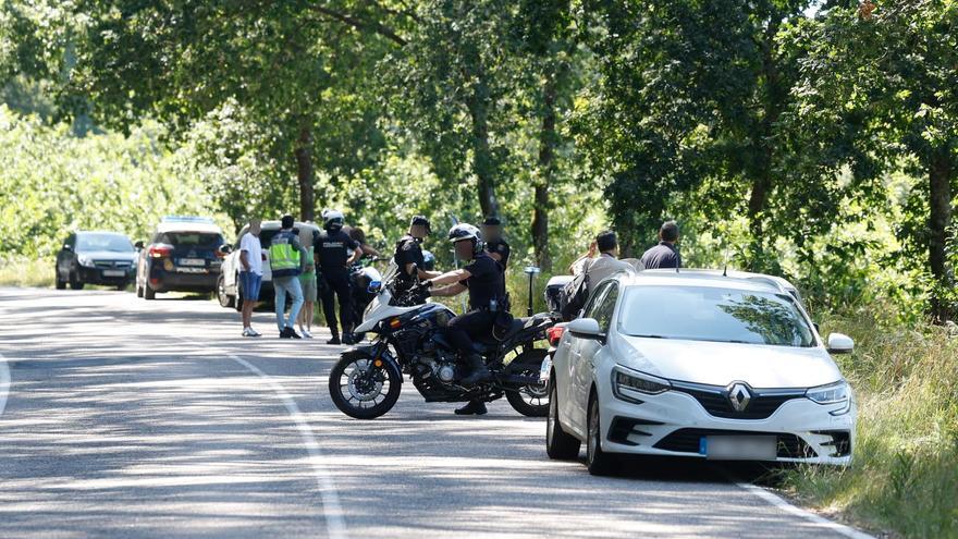 Los agentes de la Policía Nacional y varios vecinos, en la zona en la que apareció el cuerpo