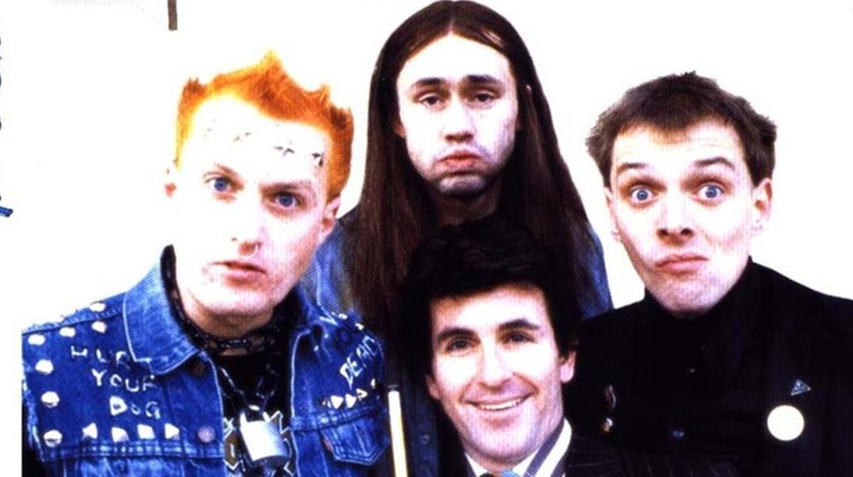 El desaparegut actor britànic Rik Mayall (primer per la dreta), amb la resta de protagonistes de la sèrie ’The young ones’ (’Els joves’).