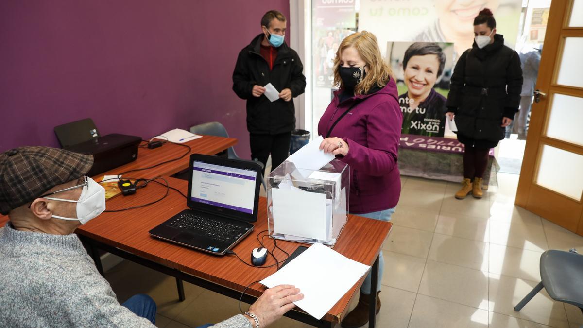 Una afiliada de Podemos, durante la votación.