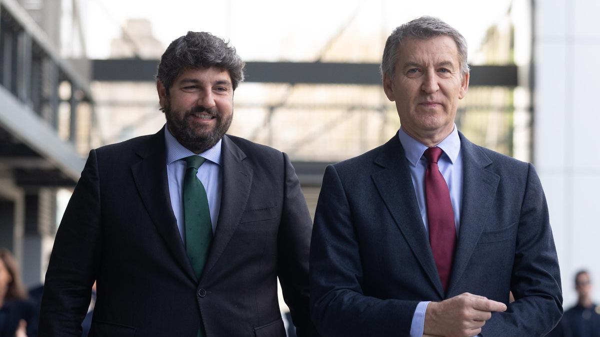 El presidente de Murcia, López Miras, este martes junto a Feijóo.