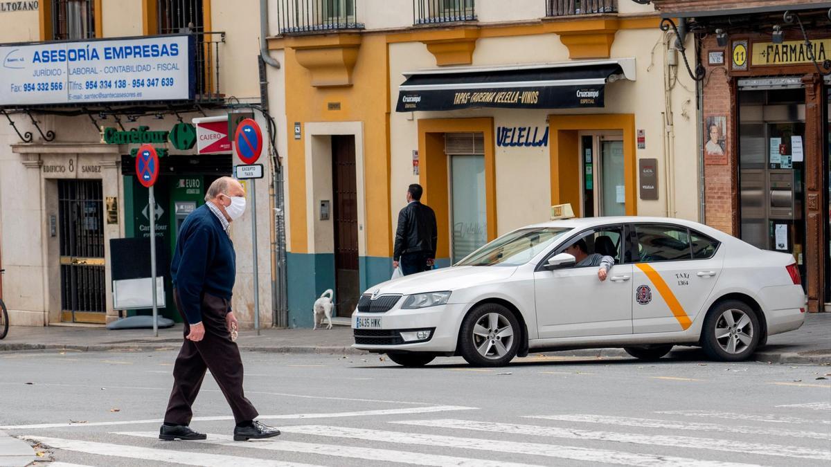 Una persona mayor cruza el paso de peatones de la Plaza del Altozano. / Eduardo Briones. EP