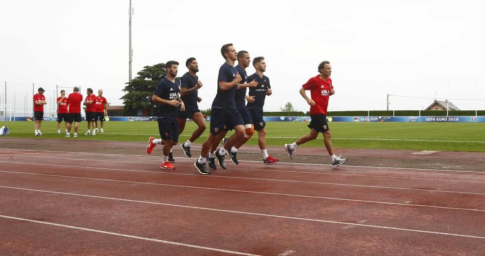 Intenso entrenamiento del Valencia en Évian-les-Bains