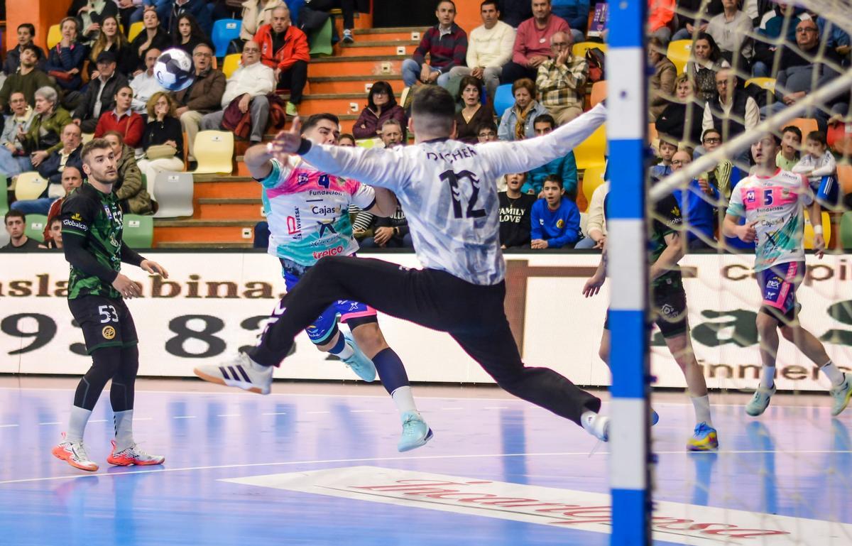 Pablo Simonet realiza un lanzamiento.