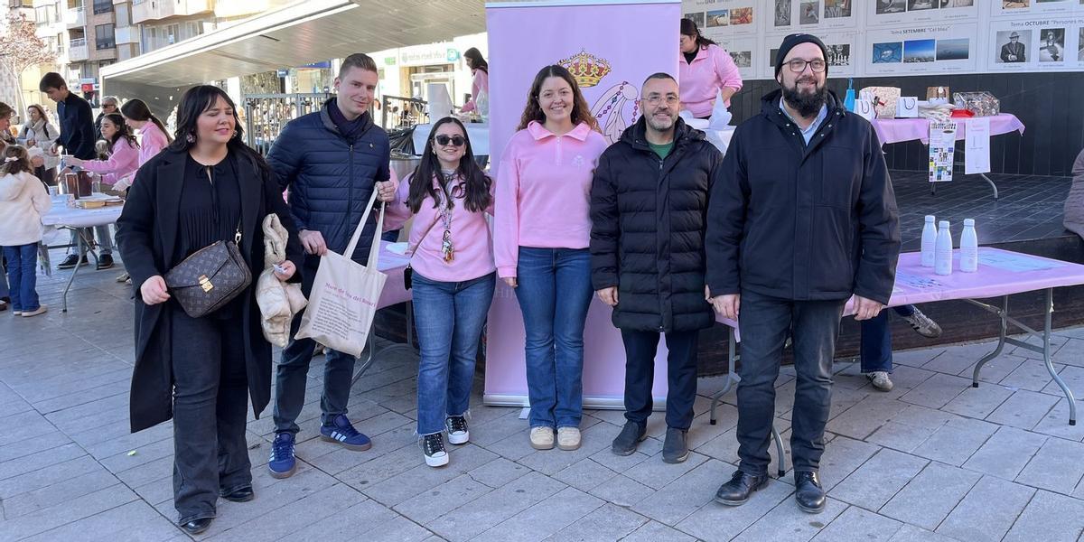 L'alcalde de Vila-real, José Benlloch, i altres regidors vila-realencs van assistir a la xocolatada organitzada per l'Associació de Filles de Maria del Rosari.
