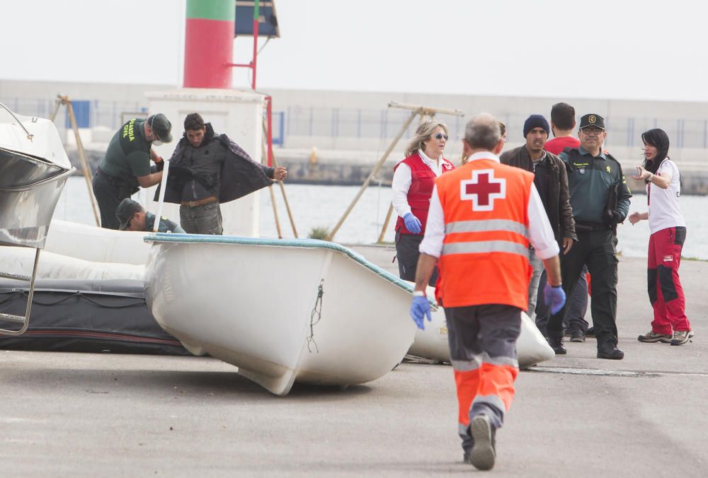 Veinte inmigrantes llegan al Puerto de Alicante