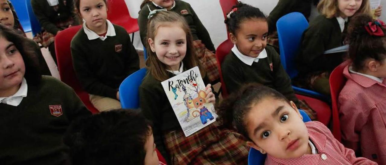 Alumnos del colegio San Nicolás de Bari, en un encuentro de lectura protagonizado por personajes de los cuentos de LA NUEVA ESPAÑA de Avilés.