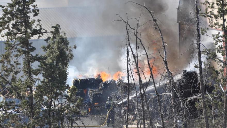 Los bomberos intentando apagar el fuego