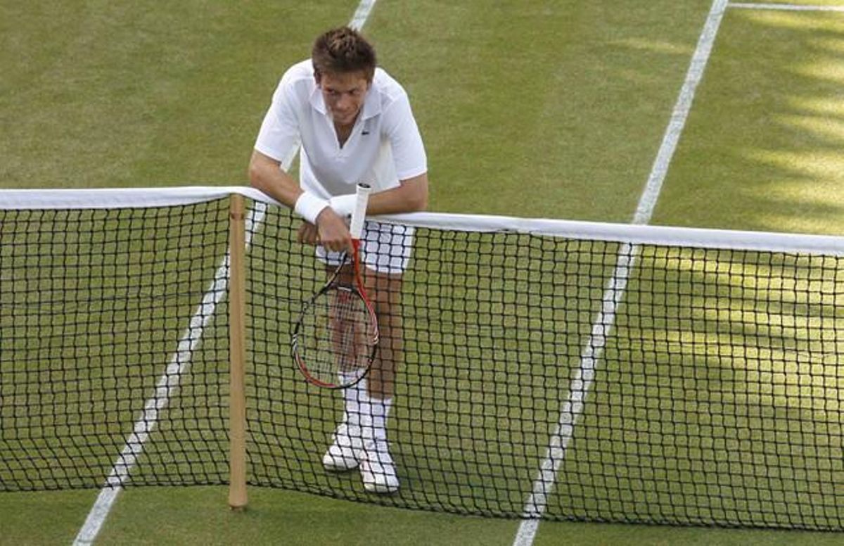 Nicolas Mahut descansa a la xarxa durant el partit que va començar dimarts i es va acabar dijous amb un 70 / 68, en un cinquè set que va durar més de vuit hores.