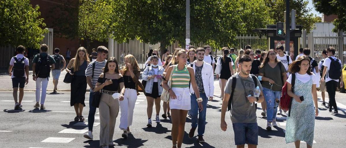 Estudiantes de la Universitat de València, a la hora de la salida de clase, en la avenida de Tarongers.