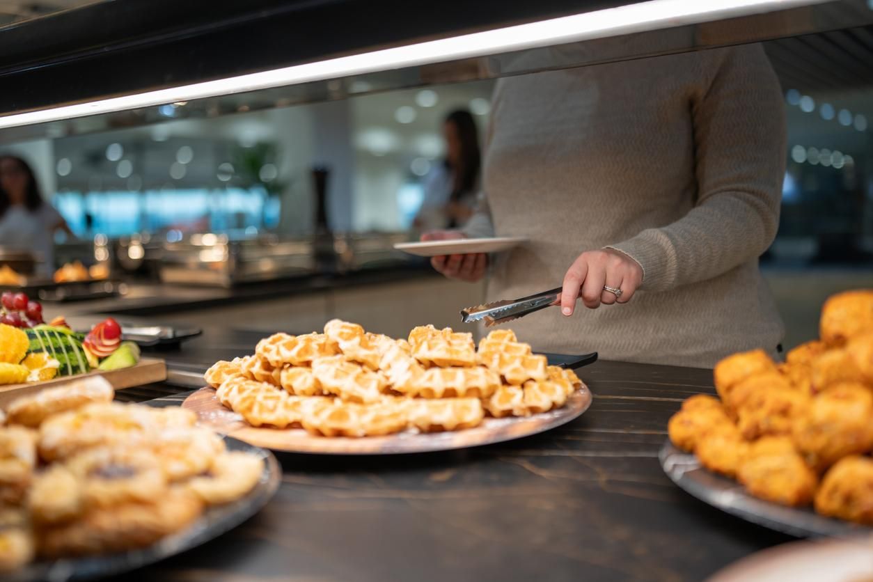 Un truco que debes conoocer: como no pagar por comida en el aeropuerto.