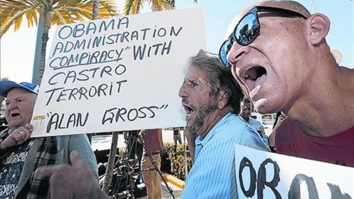 Activistas anticastristas gritan contra Obama, ayer en Miami.