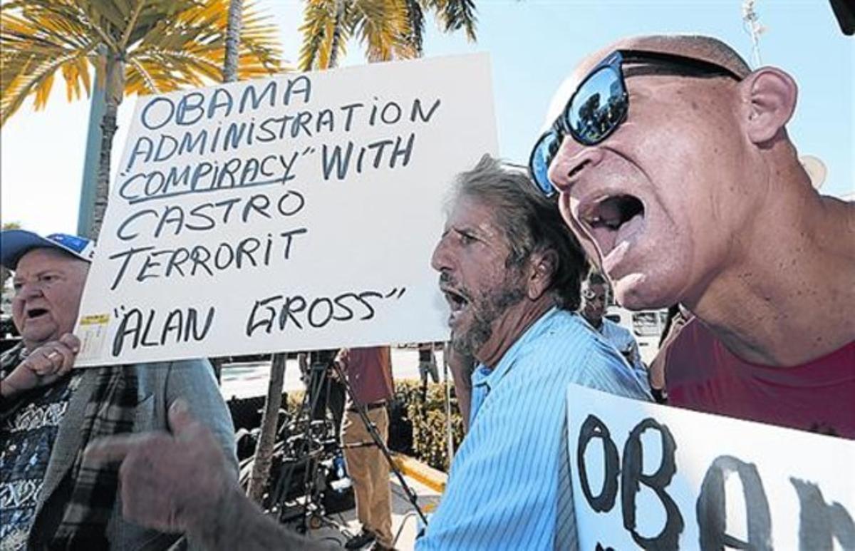 Activistes anticastristes criden contra Obama, ahir a Miami.