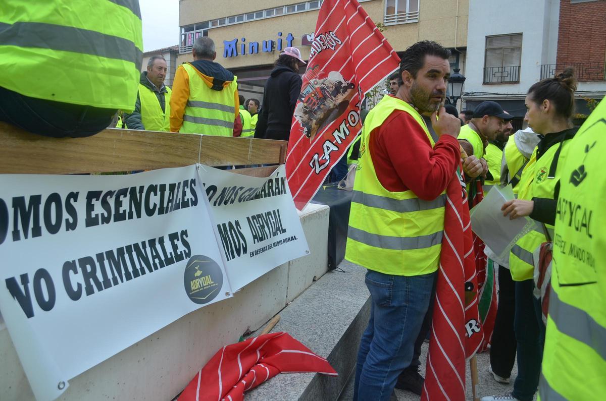 GALERÍA | La concentración de agricultores y ganaderos ante los juzgados de Benavente, en imágenes
