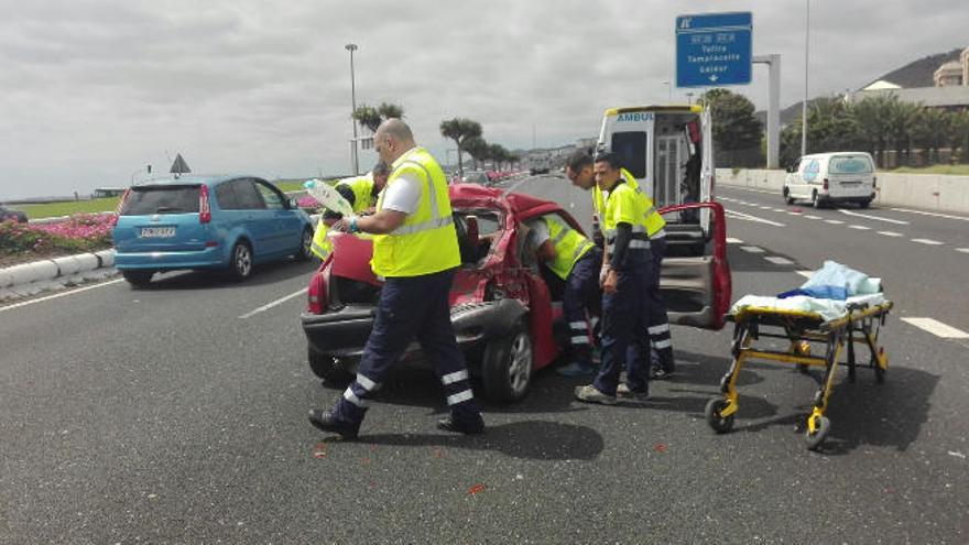 La colisión entre un camión y un coche colapsa la Avenida Marítima