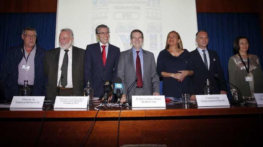 López Veiga, Javier Touza, Abel Caballero, Carmela Silva, Manuel Correia y Dolores Somozas. // R. Grobas